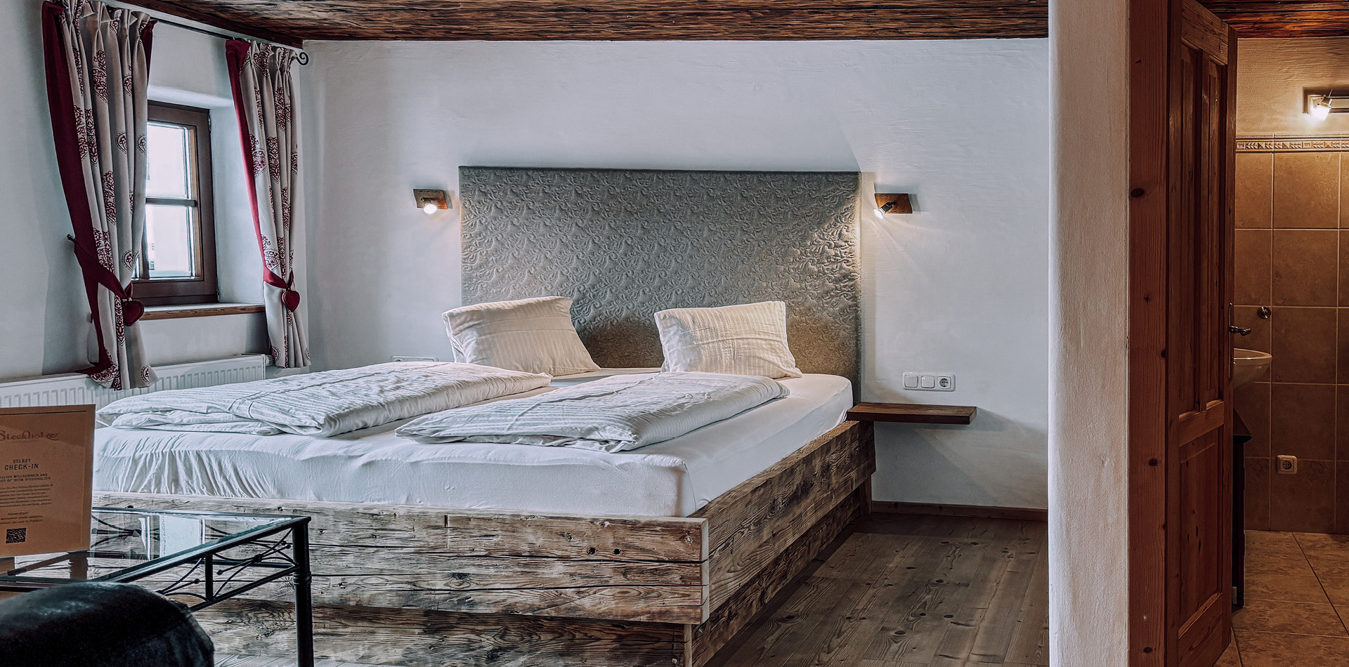 berggasthof-steckholzer-doppelzimmer-almrose-interior-altholz