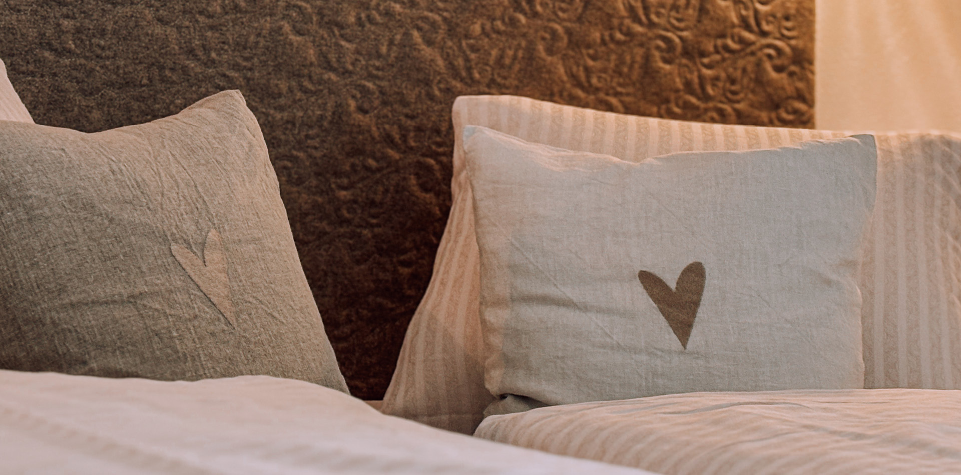 berggasthof-steckholzer-doppelzimmer-detail-close-up-bett