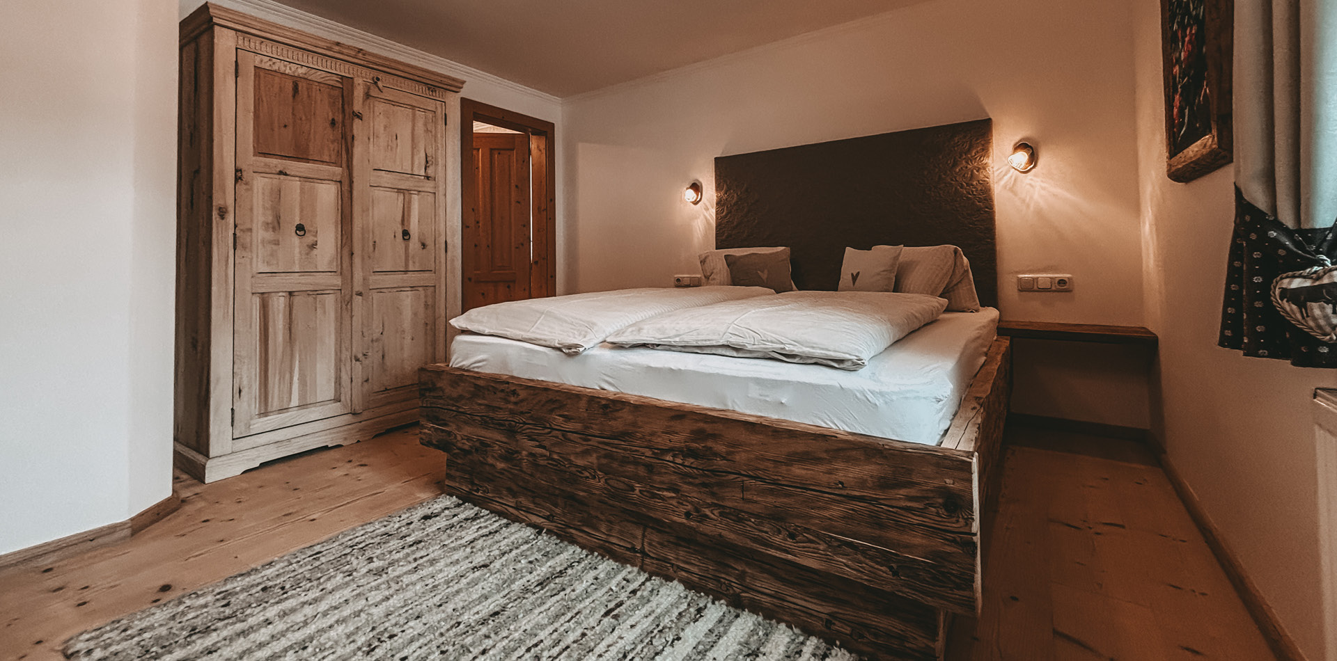 berggasthof-steckholzer-doppelzimmer-schraegezaun-interior-altholz