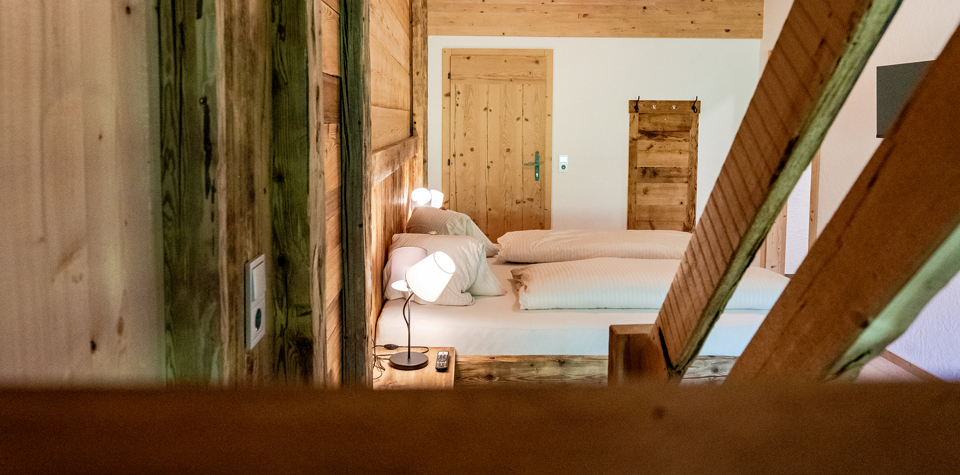 berggasthof-steckholzer-familienzimmer-blick-von-treppe-auf-doppelbett