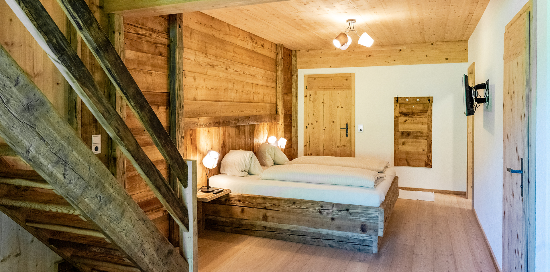 berggasthof-steckholzer-familienzimmer-doppelbett-mit-treppe