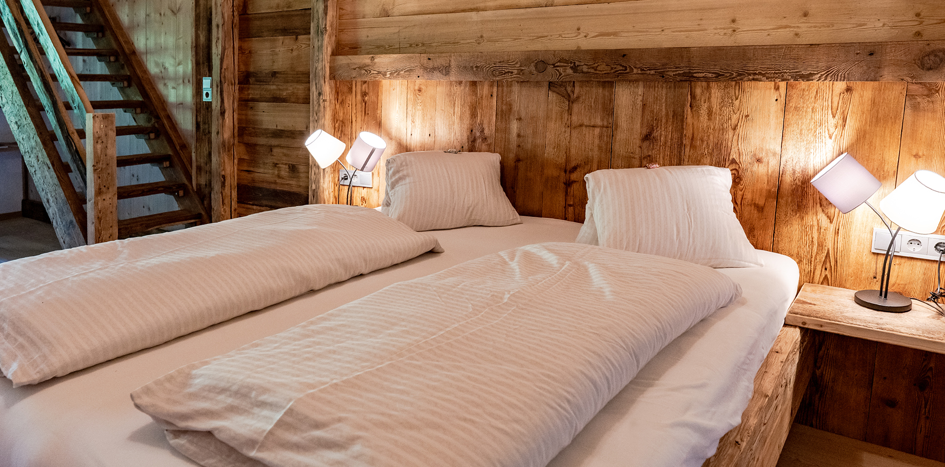 berggasthof-steckholzer-familienzimmer-doppelbett-mit-treppenaufgang