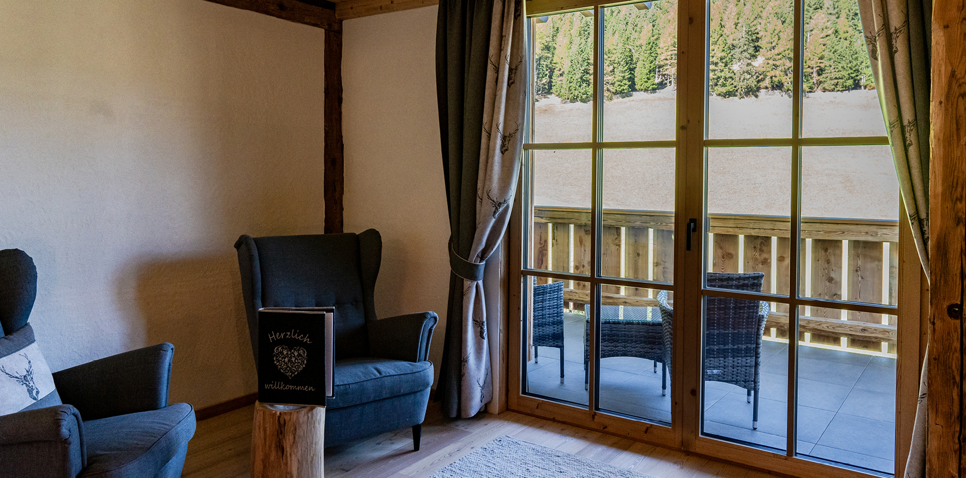 berggasthof-steckholzer-familienzimmer-lounge-mit-balkon