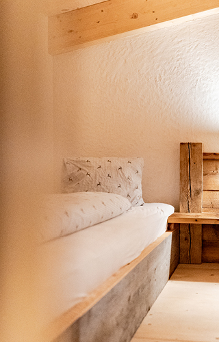 berggasthof-steckholzer-gut-gebettet-blick-ins-zimmer