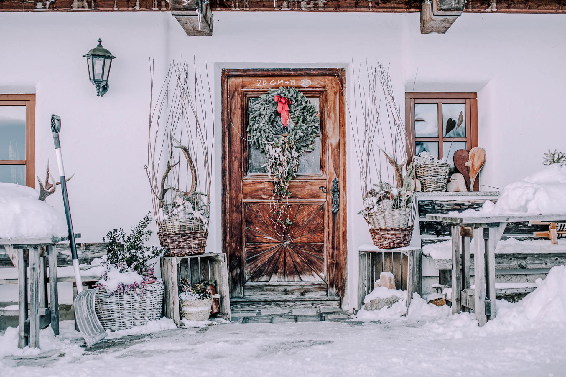 berggasthof-steckholzer-haustuere-winter-hereinspaziert-1920