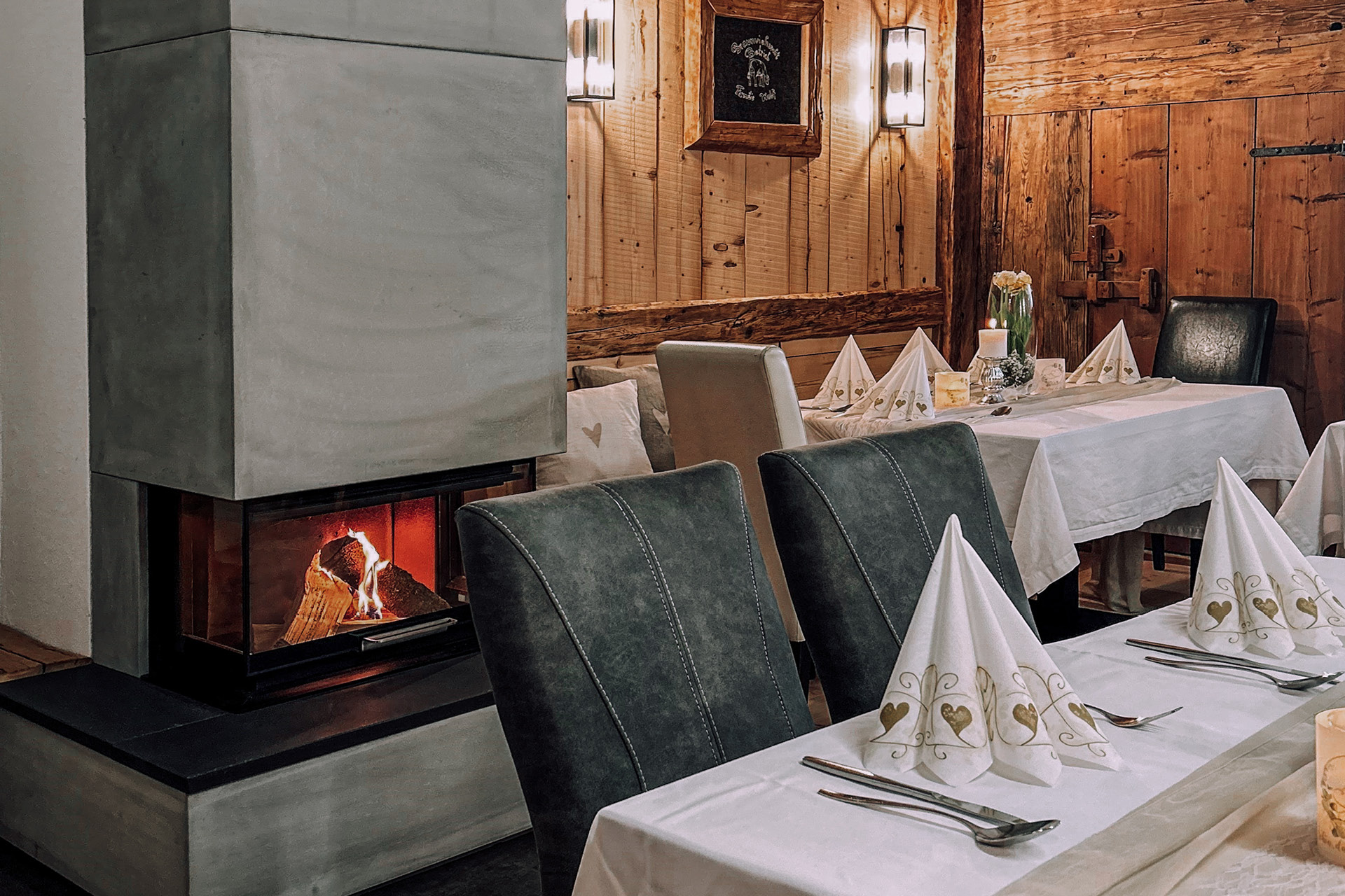 berggasthof-steckholzer-kaminzimmer-close-up-kamin