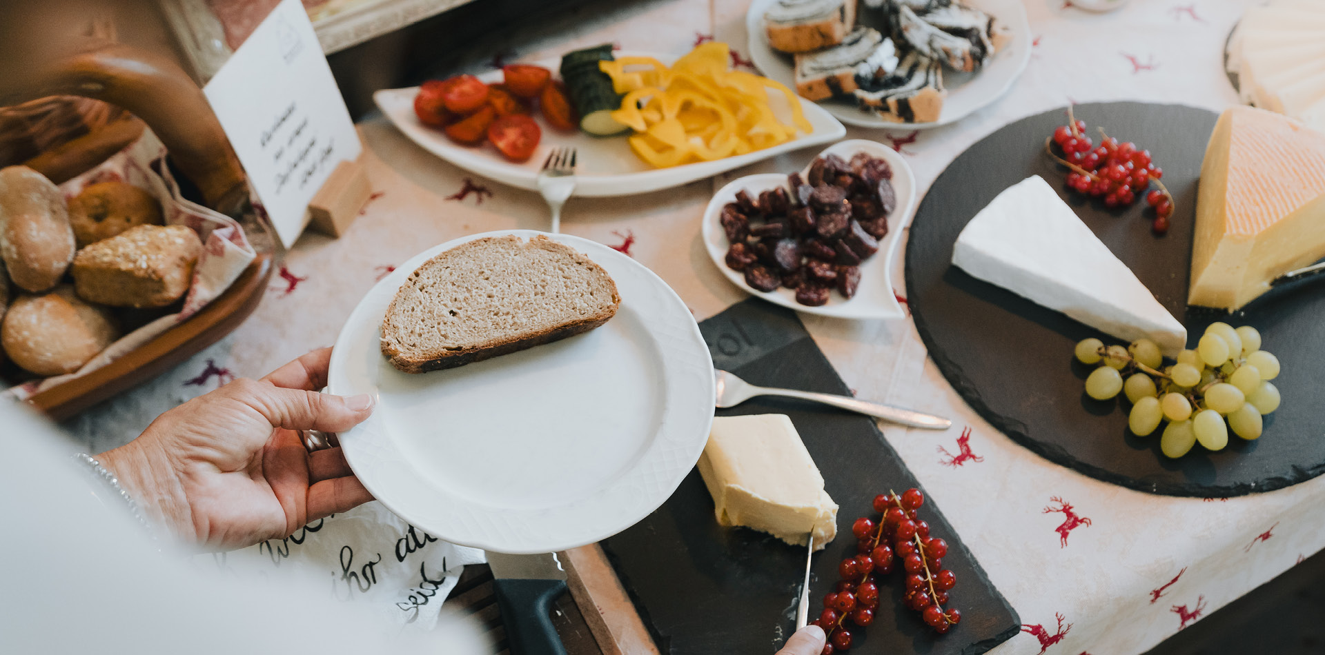 Special-Yoga-und-Schneeschuhpauschale-2026-Fruestueck