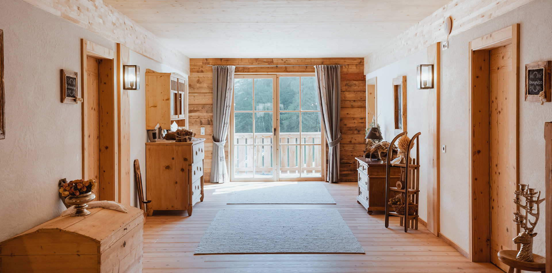 Special-Yoga-und-Schneeschuhpauschale-2026-lichtdurchfluteter-Flur