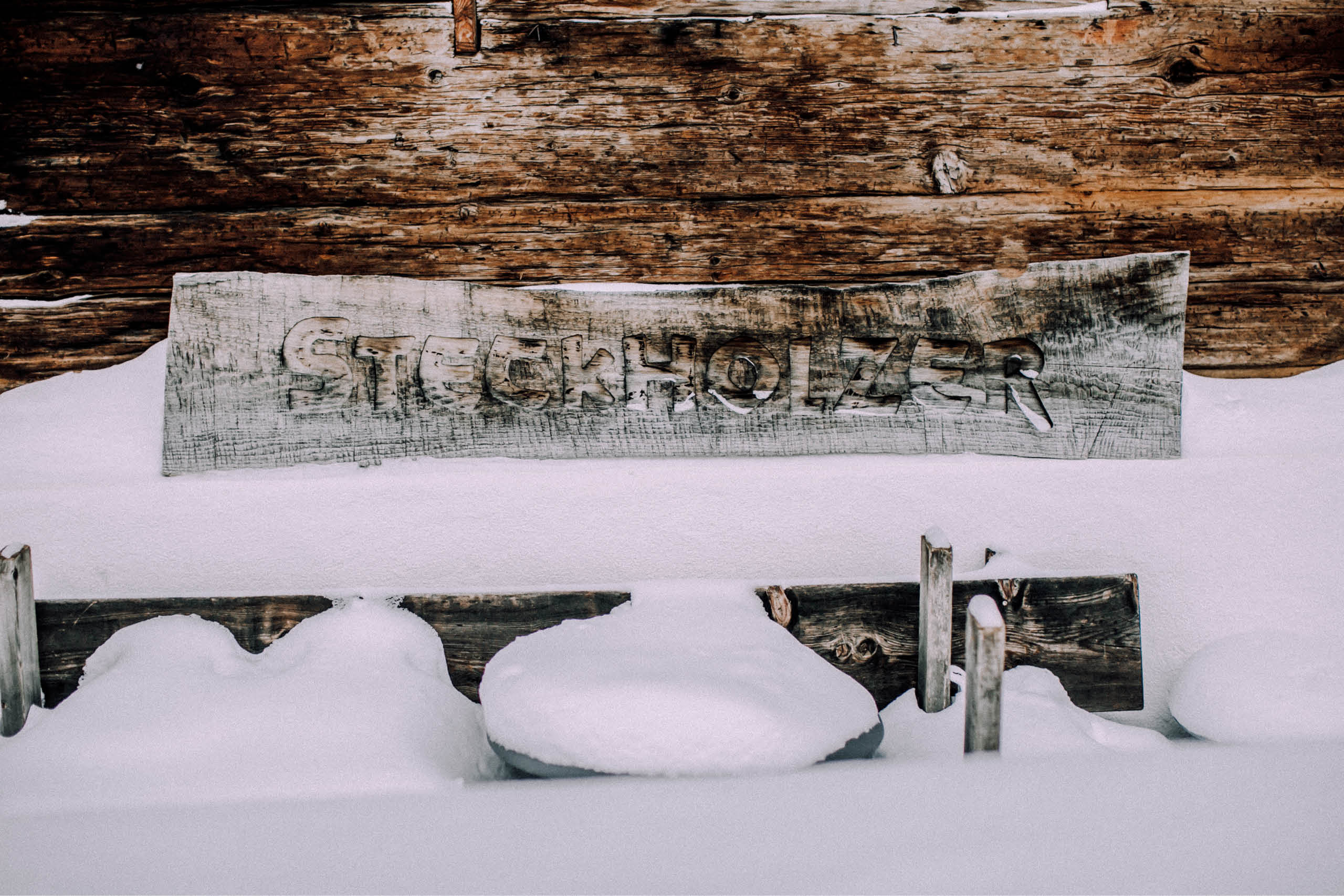 berggasthof-steckholzer-aussendeko-winter-holzschild-1920